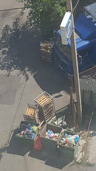 В супермаркете сети АТБ принимают хлеб возле мусорных баков: "Свеженький и хрустящий" В супермаркете сети АТБ принимают хлеб возле мусорных баков: "Свеженький и хрустящий"