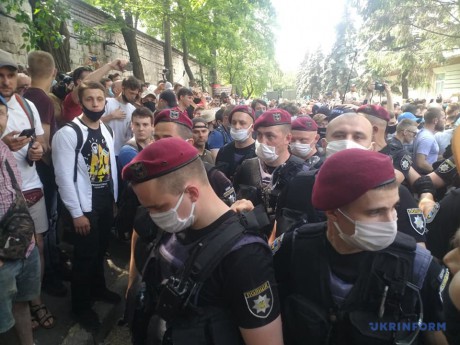 Под судом, где рассматривается дело Стерненко, начались схватки, зажгли файеры