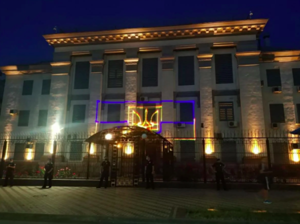 В Киеве возле посольства РФ "подожгли Кремль"
В Киеве возле посольства РФ "подожгли Кремль"