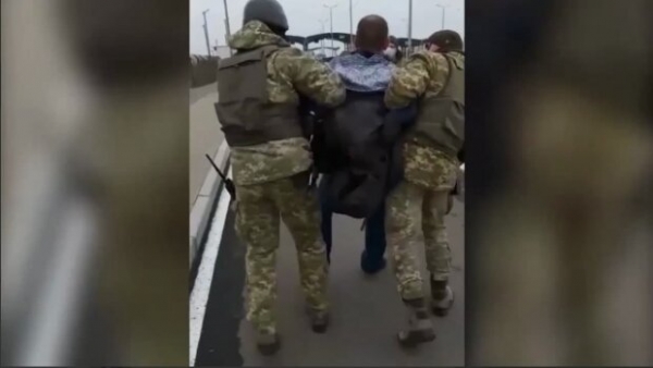 Неадекватный водитель протаранил пункт пропуска Крыма: "Отпустите, а то убью" Неадекватный водитель протаранил пункт пропуска Крыма: "Отпустите, а то убью"