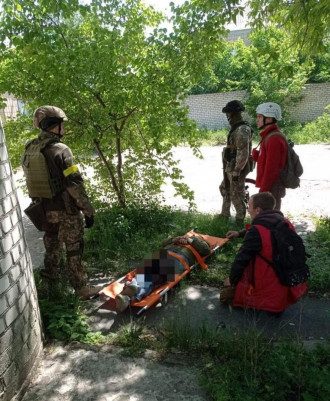 На Луганщине оккупанты обстреляли машину скорой с раненой женщиной

