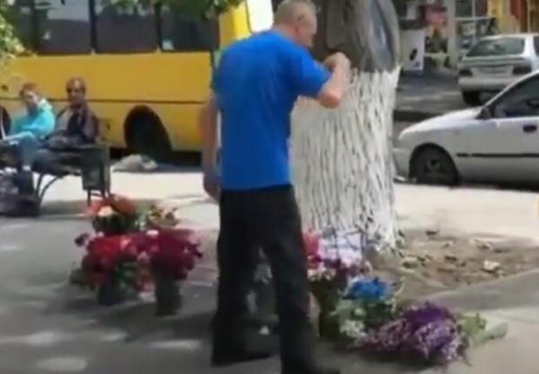 Лучше не покупайте цветы с улицы - продавец обхаркал букеты и попал на камеру Лучше не покупайте цветы с улицы - продавец обхаркал букеты и попал на камеру