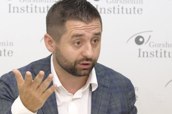 Арахамия взбесился из-за законопроекта Порошенко о выплатах врачам. Фото
Арахамия взбесился из-за законопроекта Порошенко о выплатах врачам. Фото