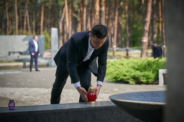 Зеленский почтил память жертв политических репрессий. Фото
Зеленский почтил память жертв политических репрессий. Фото