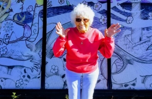 "Главное, ребята, сердцем не стареть": 103-летняя бунтарка перевернула дом престарелых ради тату и мощного байка "Главное, ребята, сердцем не стареть": 103-летняя бунтарка перевернула дом престарелых ради тату и мощного байка
