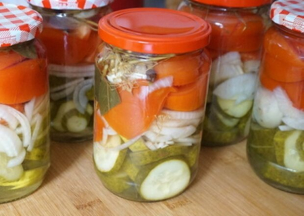 Не консервируйте кучу всего: вкусное асорти из огурцов и помидоров на зиму Не консервируйте кучу всего: вкусное асорти из огурцов и помидоров на зиму
