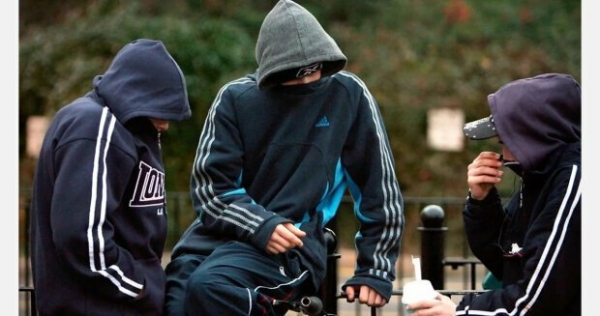 Группа подростков устроила охоту на 6-летних малышей: "Снимай штаны и показывай..." Группа подростков устроила охоту на 6-летних малышей: "Снимай штаны и показывай..."