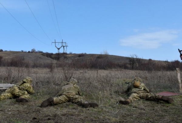 ВСУ на Донбассе снова попали под обстрелы боевиков: враг коварно заминировал пригород ВСУ на Донбассе снова попали под обстрелы боевиков: враг коварно заминировал пригород