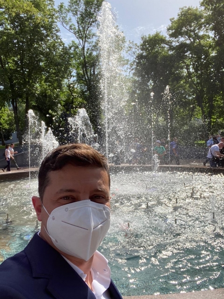 Зеленский после штрафа опубликовал летнее селфи в маске
Зеленский после штрафа опубликовал летнее селфи в маске