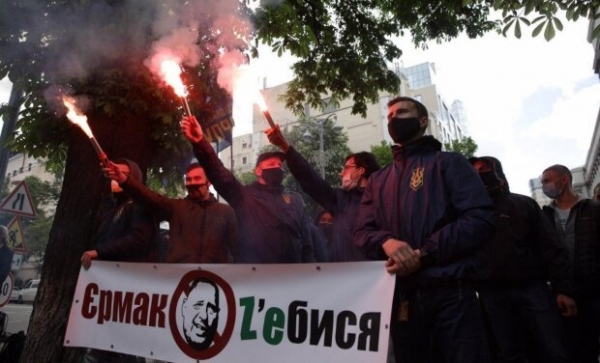 Возле Мариинского парка, где отчитывался Зеленский, начались протесты &ndash; Нацкорпус против Ермака