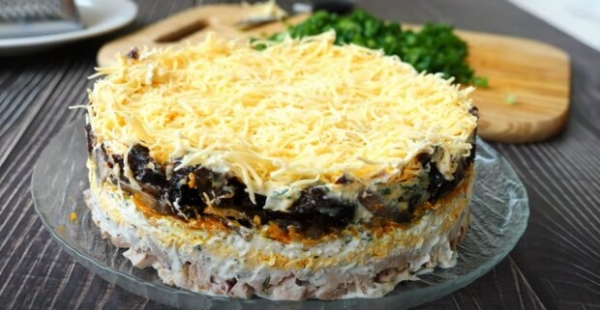 Быстро и вкусно &ndash; рецепт "золотого" салата, который доведет гостей до блаженства
