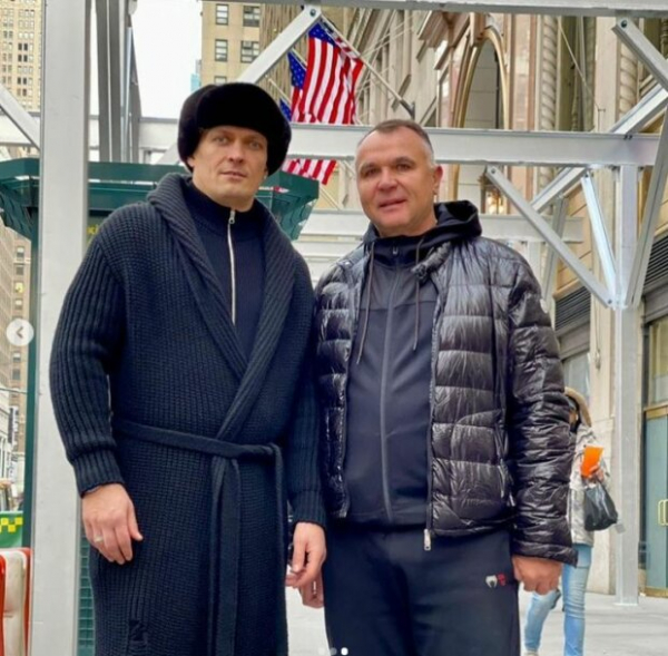 Александр Усик в халате повторил "каприз" Милевского - Блохин бы не выдержал: "Из бани сразу к другу..."