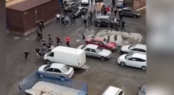 Хотели познакомиться – 40 парней устроили масштабную драку из-за 14-летней девочки Хотели познакомиться – 40 парней устроили масштабную драку из-за 14-летней девочки