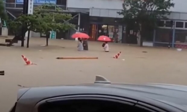 Города и села ушли под воду, есть погибшие - власти направляют тысячи военных в эпицентр катастрофы Города и села ушли под воду, есть погибшие - власти направляют тысячи военных в эпицентр катастрофы