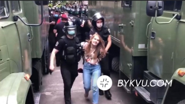 "Не зачитывают права, а просто бьют": на протесте Стерненко пожаловались на полицию
                                                                                