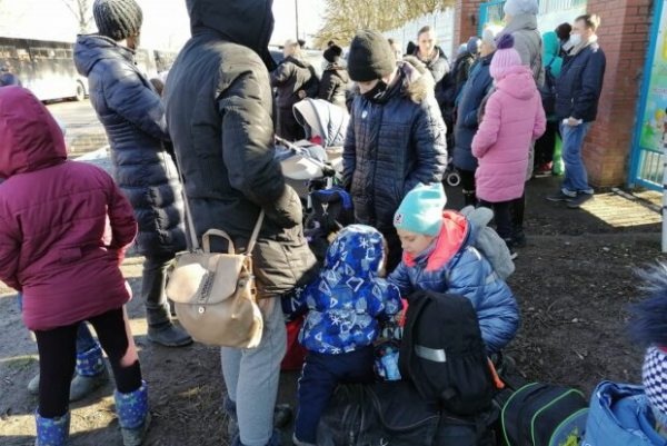 "Лучше бы в подвалах переждали": украинцы, которых увезли в Россию с Донбасса остались один на один с холодом - туалет в поле и дети без еды