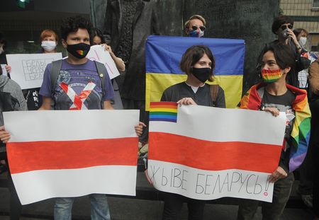 У посольства Беларуси в Киеве состоялась акция солидарности с белорусами