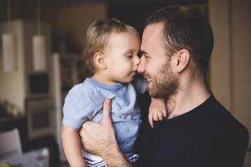 Почему на мамах лежит больше ответственности за детей: как мужчинам научиться помогать Почему на мамах лежит больше ответственности за детей: как мужчинам научиться помогать