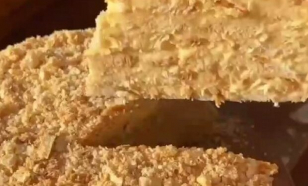 Простой рецепт такого вкусного Наполеона, который можно готовить каждый день: поможет печенье "Ушки"
