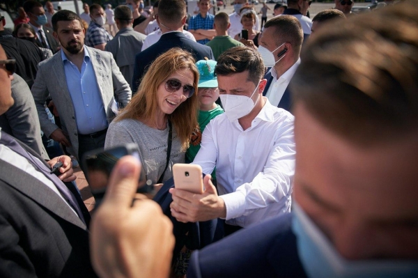 Зеленский после штрафа опубликовал летнее селфи в маске
Зеленский после штрафа опубликовал летнее селфи в маске
