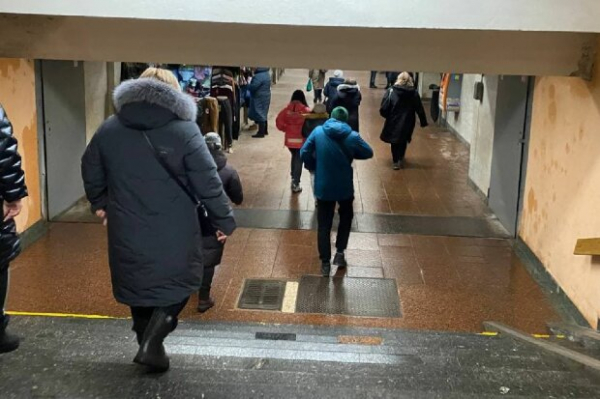 55-летнюю женщину неизвестный столкнул с перрона под поезд метро и убежал: запомните это лицо 55-летнюю женщину неизвестный столкнул с перрона под поезд метро и убежал: запомните это лицо
