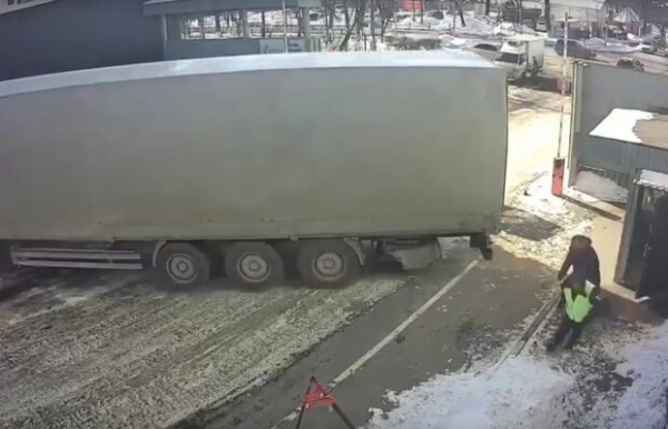 "Ангел хранитель" спас мужчину от гибели в последнюю секунду: раздавила огромная фура "Ангел хранитель" спас мужчину от гибели в последнюю секунду: раздавила огромная фура