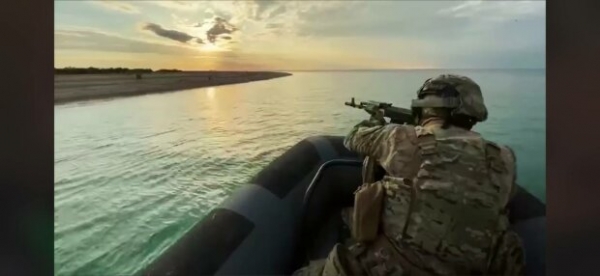 Малыш смотрит на карту Украины и знает - он в безопасности: мощные кадры от пограничников Малыш смотрит на карту Украины и знает - он в безопасности: мощные кадры от пограничников