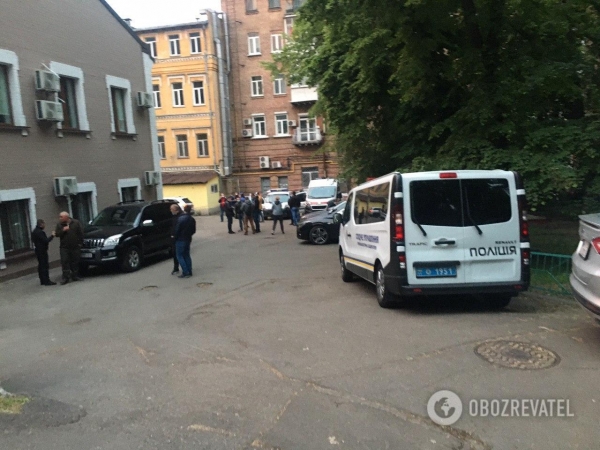 Открытое окно и второй пистолет: OBOZREVATEL узнал подробности с места смерти Давыденко
Открытое окно и второй пистолет: OBOZREVATEL узнал подробности с места смерти Давыденко