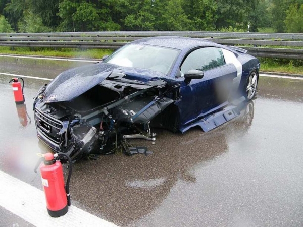 
18-летняя девушка "развалила" на трассе суперкар Audi R8
 