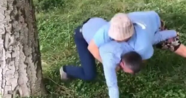 "Чего ты пенишся, с*ка, бл*ть": на Ровенщине два кандидата в мэры устроили драку на глазах избирателей "Чего ты пенишся, с*ка, бл*ть": на Ровенщине два кандидата в мэры устроили драку на глазах избирателей
