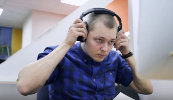 Отложите свои AirPods подальше: чем опасны наушники и как не лишиться слуха