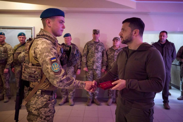 Зеленский приехал на фронт и вручил награды украинским морпехам
