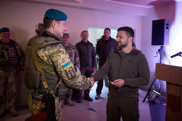 Зеленский приехал на фронт и вручил награды украинским морпехам
