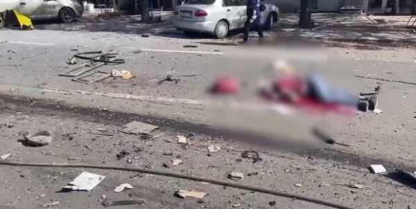 Оккупанты нанесли страшный удар по центру Донецка: попали в рынок, тела разбросаны под открытым небом Оккупанты нанесли страшный удар по центру Донецка: попали в рынок, тела разбросаны под открытым небом