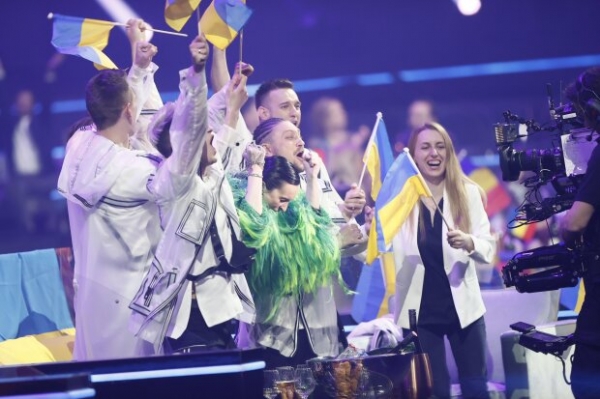 Что думают люди о представителях страны на Евровидении: "Украина в семье Европейских народов"