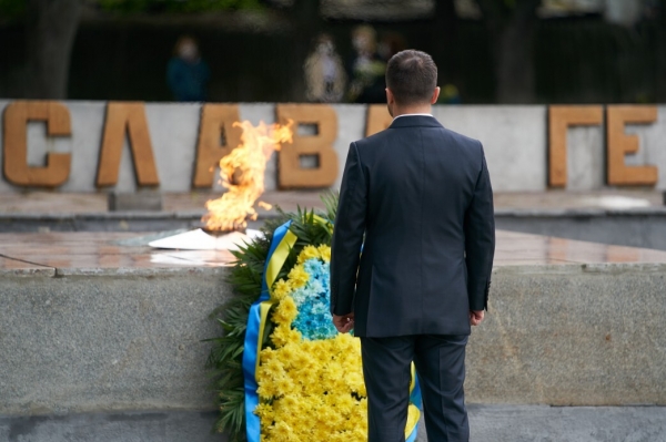 Зеленский почтил память погибших во Второй мировой, приехав на Донбасс: видеообращение
Зеленский почтил память погибших во Второй мировой, приехав на Донбасс: видеообращение