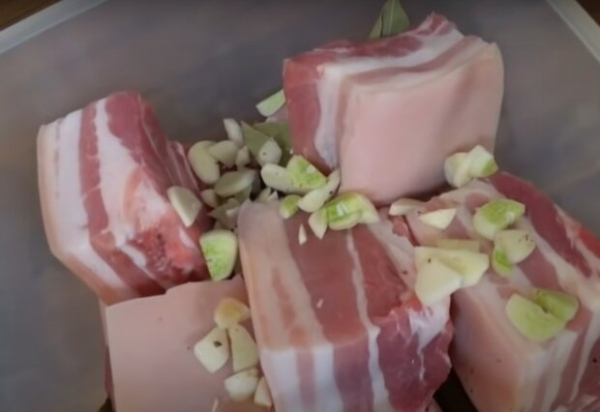 Как сделать самое вкусное сало в рассоле в вашей жизни: простой рецепт для истинных украинцев Как сделать самое вкусное сало в рассоле в вашей жизни: простой рецепт для истинных украинцев