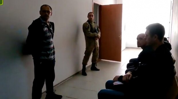 В "лнр" продолжают отлов мужчин в так называемую "милицию": местные заплевали слова о "добровольцах" В "лнр" продолжают отлов мужчин в так называемую "милицию": местные заплевали слова о "добровольцах"
