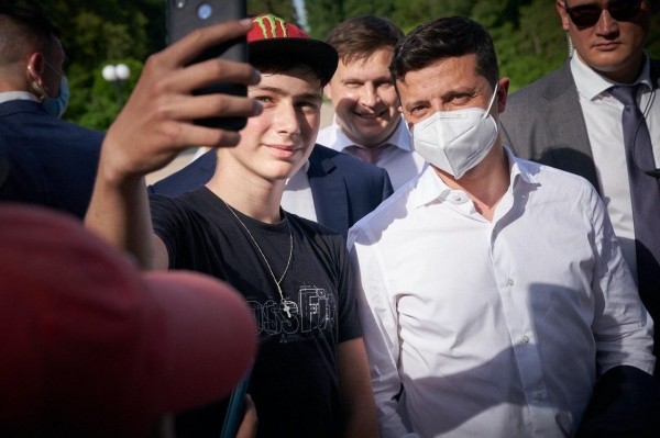 Зеленский после штрафа опубликовал летнее селфи в маске
Зеленский после штрафа опубликовал летнее селфи в маске