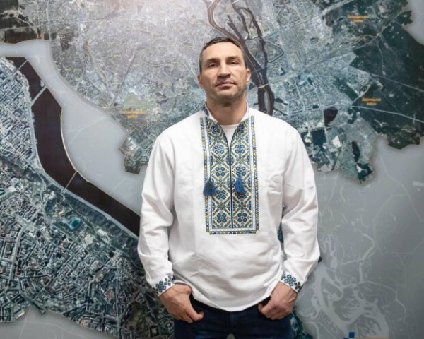 Вова Кличко уехал на фронт с "подарками", пока мэру Киева за это предъявили: "Брусчатки важнее?" Вова Кличко уехал на фронт с "подарками", пока мэру Киева за это предъявили: "Брусчатки важнее?"