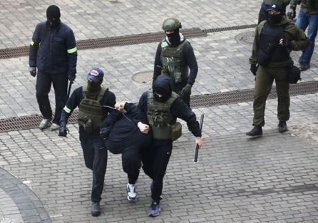 Сегодня на акциях протеста в Беларуси правозащитники сообщают о почти 180 задержанных