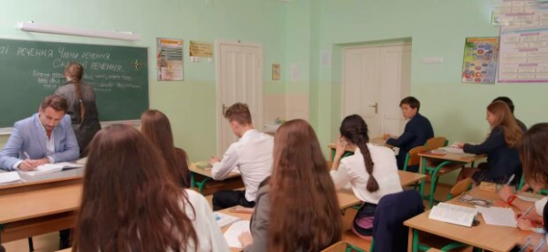 В россии учитель, хотевший "обосс*ть" школьника, еще и к девочкам приставал: "Понял?"