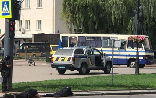 Теракт в Луцке: преступник отпустил троих заложников
Теракт в Луцке: преступник отпустил троих заложников