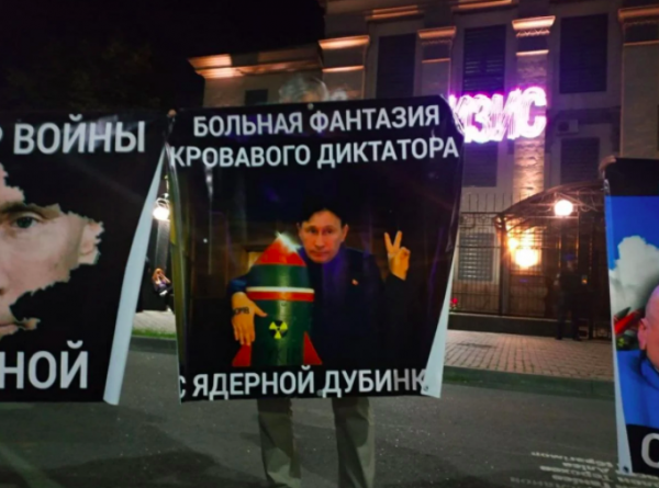 В Киеве возле посольства РФ "подожгли Кремль"
В Киеве возле посольства РФ "подожгли Кремль"