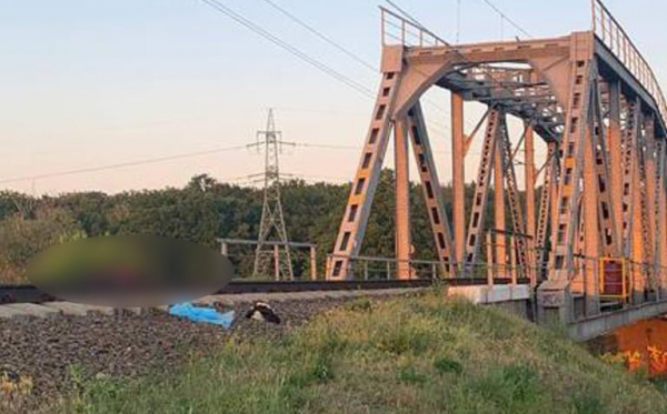 Хотел впечатлить подружку: под Киевом 13-летний мальчик погиб под поездом ради селфи
Хотел впечатлить подружку: под Киевом 13-летний мальчик погиб под поездом ради селфи