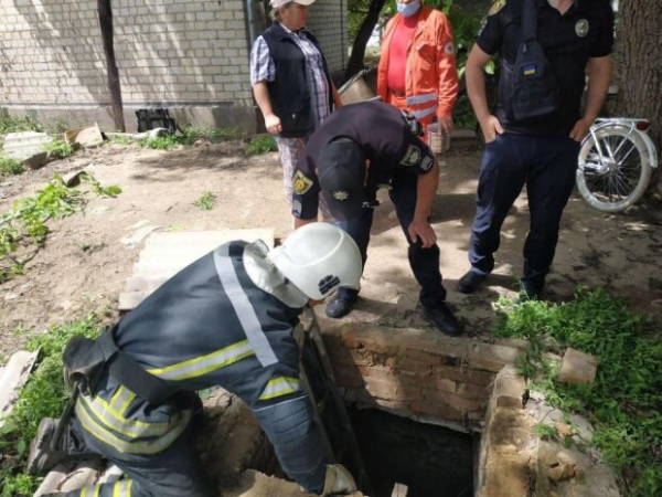 Мужчина провалился в кирпичную ловушку на собственном дворе - "Чудом уцелел!" Мужчина провалился в кирпичную ловушку на собственном дворе - "Чудом уцелел!"