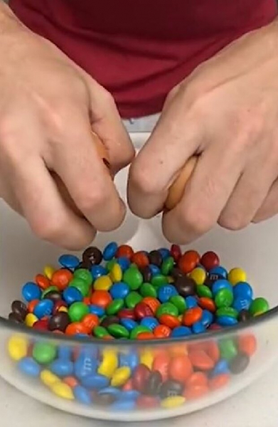 Конфеты M&M's, яйца и тесто: этот рецепт стал хитом TikTok из-за нереальной простоты, почувствуй себя крутым кондитером Конфеты M&M's, яйца и тесто: этот рецепт стал хитом TikTok из-за нереальной простоты, почувствуй себя крутым кондитером