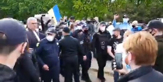 
Скандальный нардеп от "Слуги народа" засветился на автопробеге Шария в Одессе: его назвали "бородатой куклой"
 