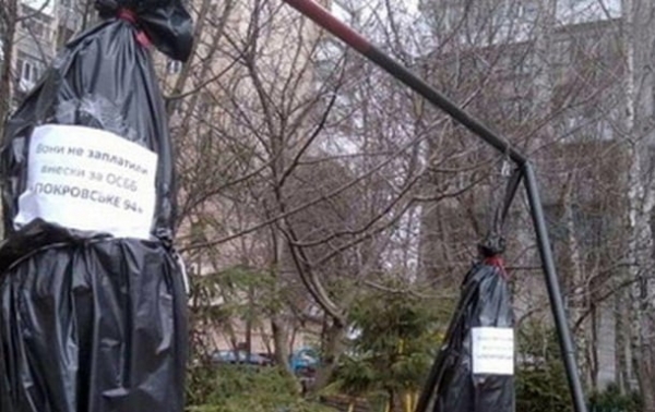 "Креативный намек": в Житомире установили виселицы для ЖКХ-должников
"Креативный намек": в Житомире установили виселицы для ЖКХ-должников