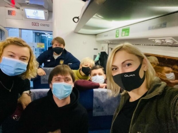 Слуги народа летят с проверкой на Донбасс, на борту - женское царство: "Гендерная квота" Слуги народа летят с проверкой на Донбасс, на борту - женское царство: "Гендерная квота"